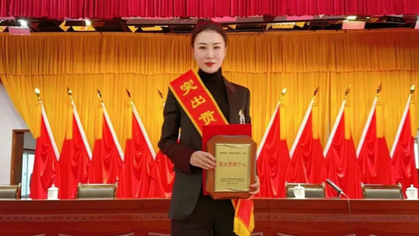 熱烈祝賀集團總經(jīng)理張娟在李滄區(qū)“作風(fēng)能力提升年”活動中，獲評“突出貢獻個人”榮譽稱號